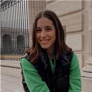 Estudiante de enfermería graduada en un colegio bilingüe con conocimientos en inglés